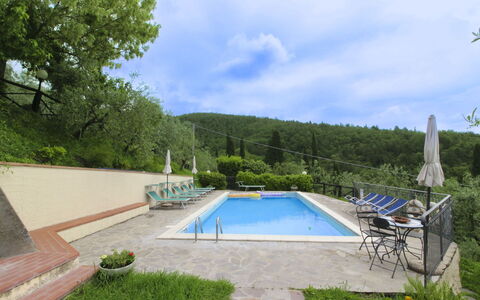 Agriturismo Arcobaleno: Schwimmbad, Resort, Eco Hotel, Gartenmöbel, Hotel, Landscaping, Stuhl, Zimmerpflanze, Blumentopf, Thermae