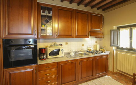 Agriturismo Ca di Vestro: Küche, Küchengerät, Major Appliance, Countertop, Cabinetry, Holz, Möbel, Interior Design, Flooring, Herd