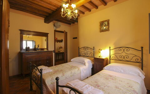 Agriturismo Ca di Vestro: Wand, Interior Design, Möbel, Decke, Schlafzimmer, Fussboden, Flooring, Bett, Zimmer, Beleuchtung