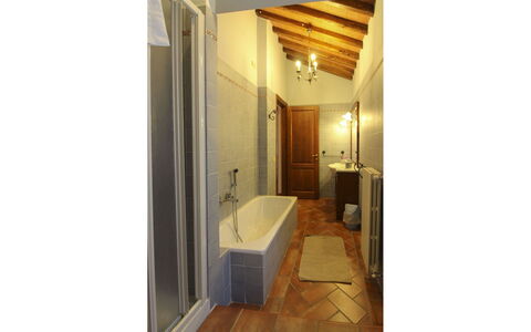 Agriturismo Ca di Vestro: Flooring, Fussboden, Wand, Interior Design, Armatur, Holz, Decke, Badezimmer, Beleuchtung, Installation