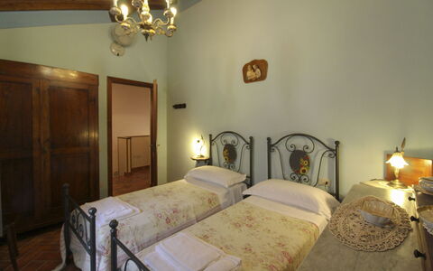 Agriturismo Ca di Vestro: Wand, Interior Design, Möbel, Decke, Schlafzimmer, Fussboden, Bett, Flooring, Zimmer, Beleuchtung