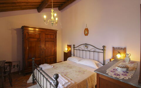 Agriturismo Ca di Vestro: Möbel, Wand, Interior Design, Flooring, Schlafzimmer, Bett, Fussboden, Decke, Zimmer, Beleuchtung