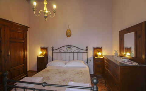 Agriturismo Ca di Vestro: Möbel, Interior Design, Schlafzimmer, Bett, Holz, Flooring, Fussboden, Decke, Zimmer, Schublade
