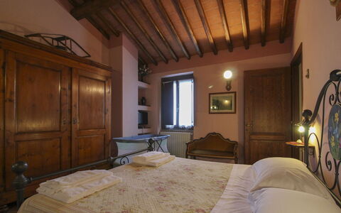 Agriturismo Ca di Vestro: Wand, Schlafzimmer, Möbel, Interior Design, Bett, Zimmer, Bettrahmen, Decke, Zuhause, Tür