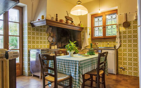 Montebello: Möbel, Interior Design, Holz, Küche, Flooring, Decke, Tabelle, Zuhause, Zimmer, Beleuchtung