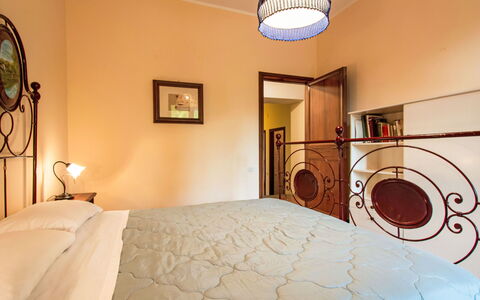 Montebello: Bett, Schlafzimmer, Interior Design, Wand, Bedding, Bettdecke, Möbel, Holz, Decke, Zimmer