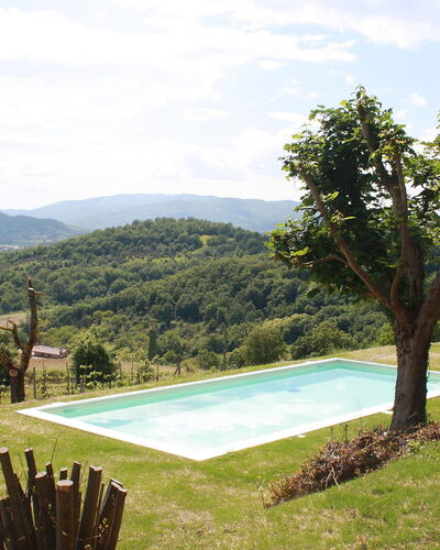 Montebello: Eigentum, Schwimmbad, Haus, Gras, Wildnis, Baum, Berg, Urlaub, Grundeigentum, Estate