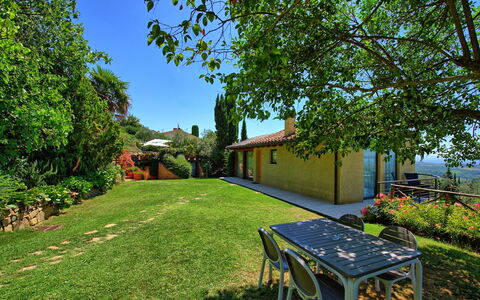 Casa Lucia: Eigentum, Grundeigentum, Haus, Garten, Natürliche Landschaft, Zuhause, Gras, Garten, Baum, Hinterhof