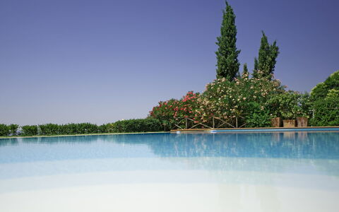 Casa Lucia: Wasser, Blau, Natur, Himmel, Reflexion, Natürliche Landschaft, Baum, Wasservorräte, Daytime, See