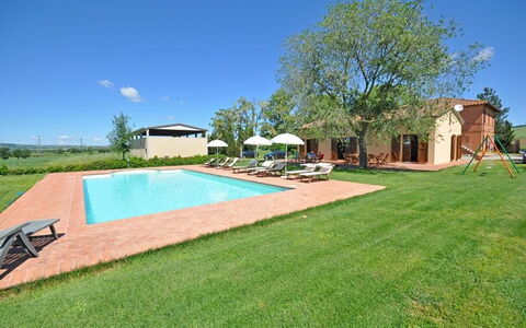 Pienza: Eigentum, Schwimmbad, Gras, Grundeigentum, Zuhause, Grundstueck, Haus, Estate, Gebäude, Hinterhof