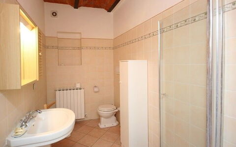 Pienza: Eigentum, Zimmer, Badezimmer, Grundeigentum, Gebäude, Interior Design, Fliese, Haus, Die Architektur, Fussboden