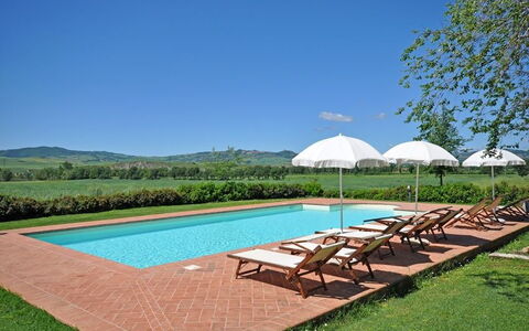 Pienza: Schwimmbad, Eigentum, Natürliche Landschaft, Gras, Grundeigentum, Resort, Freizeit, Haus, Estate, Eco Hotel