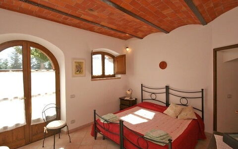 Pienza: Zimmer, Schlafzimmer, Eigentum, Bett, Gebäude, Möbel, Decke, Interior Design, Haus, Bettdecke