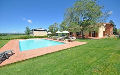 Pienza: Eigentum, Schwimmbad, Gras, Grundeigentum, Zuhause, Grundstueck, Haus, Estate, Gebäude, Hinterhof