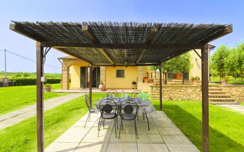Podere Marcigliano: Garten, Hütte, Bauernhaus, Schatten, Landscaping, Estate, Garten, Hinterhof, Steinwand, Hazienda