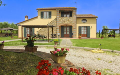 Podere Marcigliano: Garten, Hütte, Bauernhaus, Schatten, Landscaping, Estate, Garten, Hinterhof, Steinwand, Hazienda