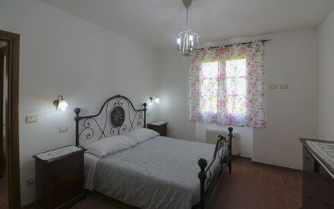 Podere Marcigliano: Möbel, Interior Design, Fussboden, Decke, Flooring, Beleuchtung, Zimmer, Light Fixture, Schlafzimmer, Bett