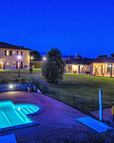Podere Sant'angelo: Eigentum, Beleuchtung, Zuhause, Estate, Haus, Schwimmbad, Grundeigentum, Gebäude, Landschaft Beleuchtung, Villa