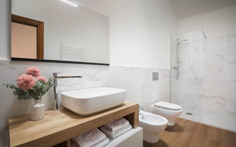 Villa Giare: Badezimmer, Flooring, Interior Design, Armatur, Wand, Fussboden, Bad Sink, Sinken, Spiegel, Zapfhahn