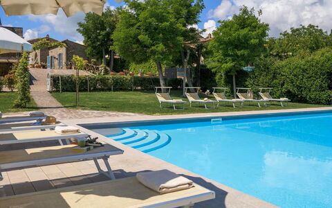 Villa Giare: Schwimmbad, Gartenmöbel, Sonnenliege, Möbel, Resort, Regenschirm, Thermae, Eco Hotel, Stuhl, Schatten