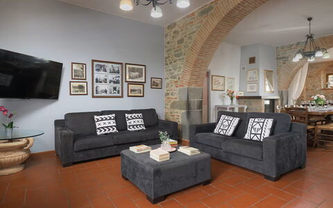 Villa Giare: Möbel, Interior Design, Couch, Flooring, Wand, Fussboden, Zimmer, Wohnzimmer, Holz, Wohnung