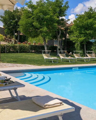 Villa Giare: Schwimmbad, Gartenmöbel, Sonnenliege, Möbel, Resort, Regenschirm, Thermae, Eco Hotel, Stuhl, Schatten