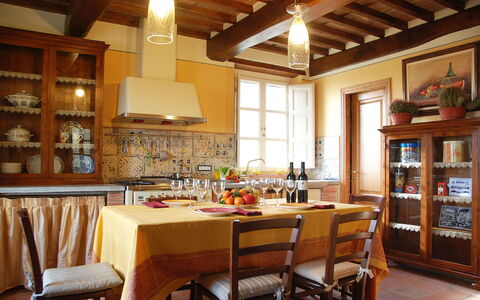 Nel Guasto: Zimmer, Gebäude, Möbel, Eigentum, Interior Design, Decke, Küche, Esszimmer, Cabinetry, Countertop