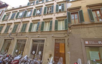 Florence 546: Fenster, Fassade, Gebäude, Autoteil, Tür