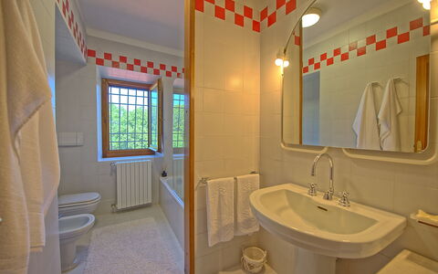 Villa Crispinino: Badezimmer, Zimmer, Eigentum, Interior Design, Gebäude, Grundeigentum, Haus, Fussboden, Die Architektur, Decke
