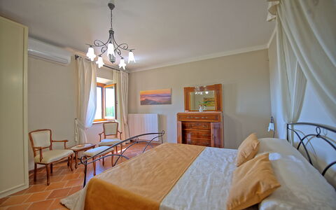 Villa Crispinino: Zimmer, Eigentum, Möbel, Bett, Schlafzimmer, Bettdecke, Interior Design, Gebäude, Bettrahmen, Fussboden