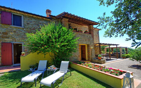 Villa Crispinino: Eigentum, Haus, Gebäude, Grundeigentum, Zuhause, Garten, Hinterhof, Wohngebiet, Gras, Garten