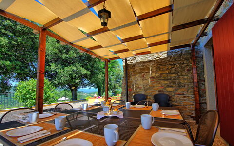 Villa Crispinino: Eigentum, Gebäude, Zimmer, Interior Design, Grundeigentum, Veranda, Haus, Baum, Terrasse, Tabelle