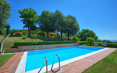 Villa Crispinino: Schwimmbad, Eigentum, Grundeigentum, Gras, Freizeit, Haus, Estate, Zuhause, Hinterhof, Wohngebiet