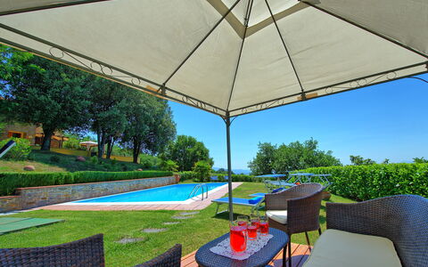 Villa Crispinino: Regenschirm, Eigentum, Schatten, Terrasse, Gebäude, Grundeigentum, Haus, Freizeit, Möbel, Mode-Accessoire