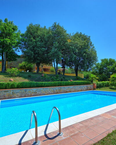 Villa Crispinino: Schwimmbad, Eigentum, Grundeigentum, Gras, Freizeit, Haus, Estate, Zuhause, Hinterhof, Wohngebiet