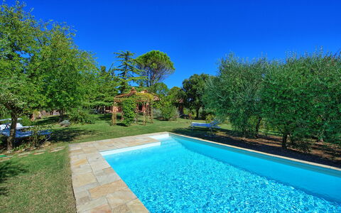 Casa Cipressi: Schwimmbad, Eigentum, Grundeigentum, Natürliche Landschaft, Estate, Haus, Zuhause, Hinterhof, Wohngebiet, Gras