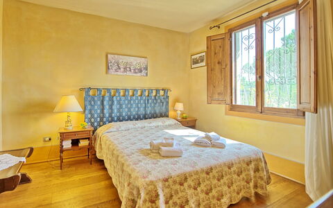 Casa Cipressi: Schlafzimmer, Bett, Zimmer, Möbel, Eigentum, Bettdecke, Interior Design, Bettrahmen, Fussboden, Gelb