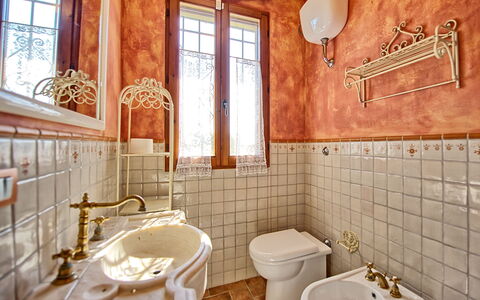 Casa Cipressi: Badezimmer, Eigentum, Zimmer, Fliese, Interior Design, Gebäude, Wand, Haus, Grundeigentum, Zuhause