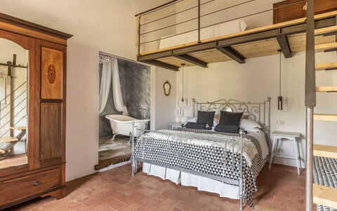 Villa Castiglione: Möbel, Interior Design, Flooring, Schlafzimmer, Bett, Fussboden, Holz, Decke, Zimmer, Beleuchtung