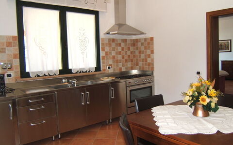 Villa Giulia Follonica: Zimmer, Möbel, Eigentum, Countertop, Cabinetry, Interior Design, Küche, Gebäude, Fussboden, Fliese