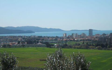 Villa Giulia Follonica: Himmel, Horizont, Daytime, Atmosphärisches Phänomen, Stadt, Menschliche Siedlung, Einfach, Gras, Baum, Hügel
