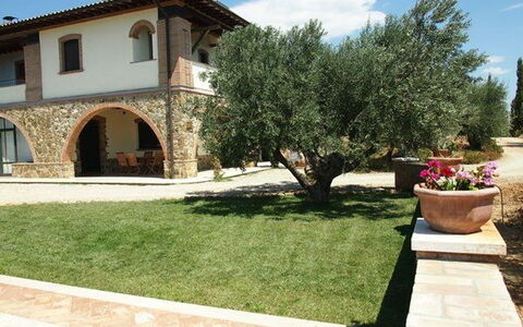 Villa Giulia Follonica: Eigentum, Garten, Hinterhof, Gras, Zuhause, Rasen, Haus, Grundeigentum, Gebäude, Estate