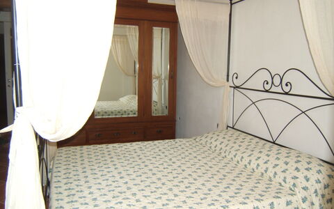 Villa Giulia Follonica: Schlafzimmer, Bett, Zimmer, Eigentum, Möbel, Matratze, Bettdecke, Bettrahmen, Bedding, Himmelbett