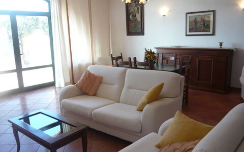 Villa Giulia Follonica: Zimmer, Wohnzimmer, Möbel, Eigentum, Interior Design, Fussboden, Gebäude, Wand, Tabelle, Couch