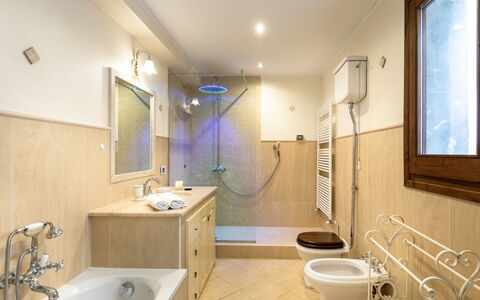 Oleandra sul Lago: Badezimmer, Armatur, Interior Design, Bad Sink, Flooring, Fussboden, Sinken, Badewanne, Zapfhahn, Decke