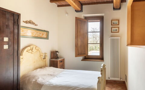Oleandra sul Lago: Bett, Schlafzimmer, Möbel, Interior Design, Wand, Holz, Flooring, Bedding, Bettdecke, Decke