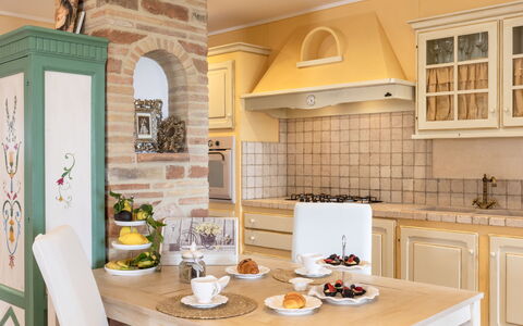 Oleandra sul Lago: Möbel, Interior Design, Küche, Flooring, Countertop, Cabinetry, Holz, Fussboden, Decke, Küchengerät