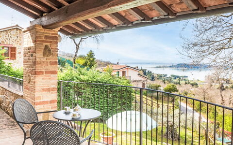 Oleandra sul Lago: Balkon, Stuhl, Zimmerpflanze, Gartenmöbel, Zaun, Veranda, Geländer, Villa, Blumentopf, Baluster