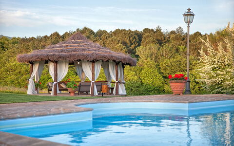 Villa Sant' Angelo: Schwimmbad, Eigentum, Gebäude, Haus, Resort, Freizeit, Grundeigentum, Urlaub, Wasser, Baum