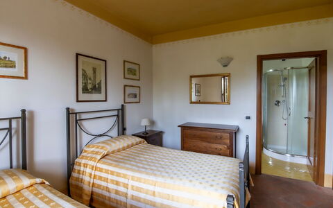 Villa Sant' Angelo: Bett, Schlafzimmer, Interior Design, Möbel, Zimmer, Bettdecke, Bedding, Bilderrahmen, Decke, Bettrahmen